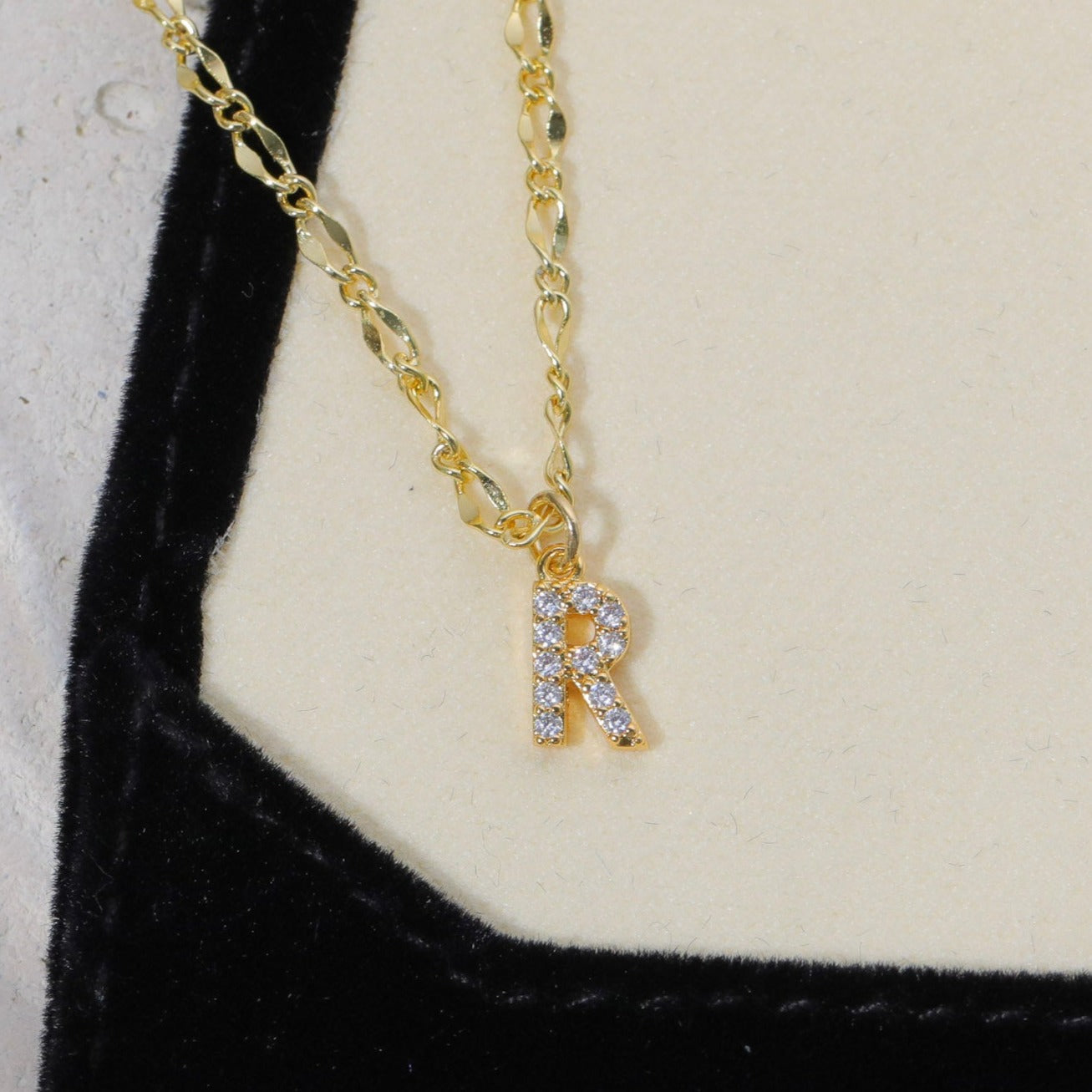 Gargantilla con inicial de diamante