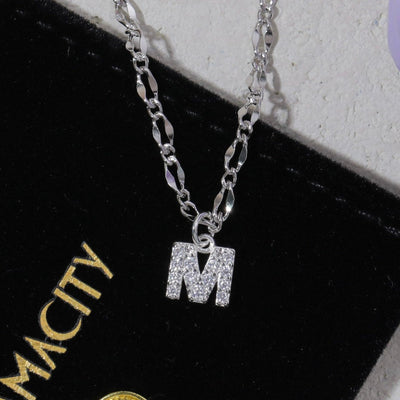 Gargantilla con inicial de diamante