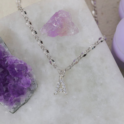 Gargantilla con inicial de diamante
