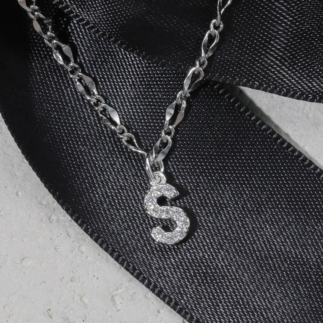 Gargantilla con inicial de diamante
