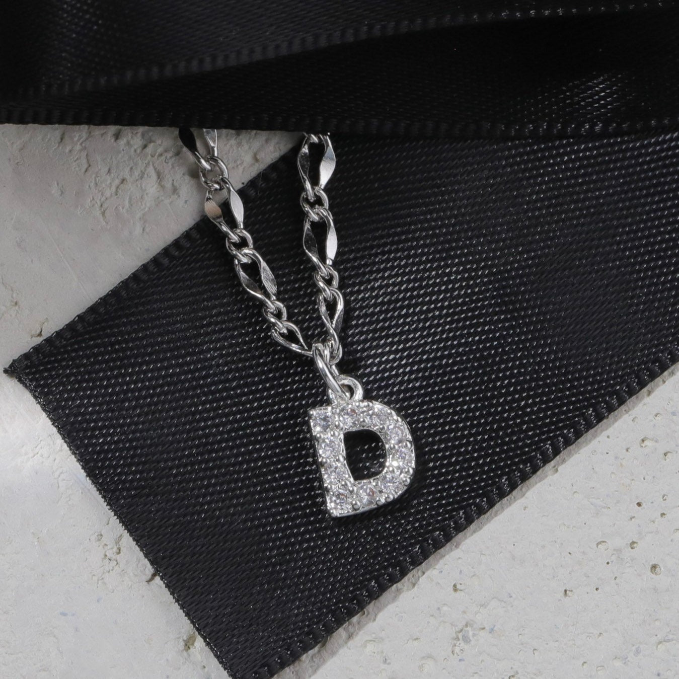 Gargantilla con inicial de diamante