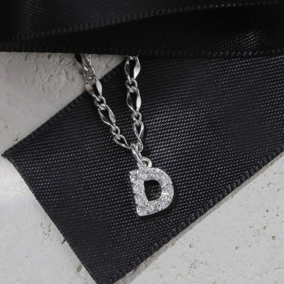 Gargantilla con inicial de diamante