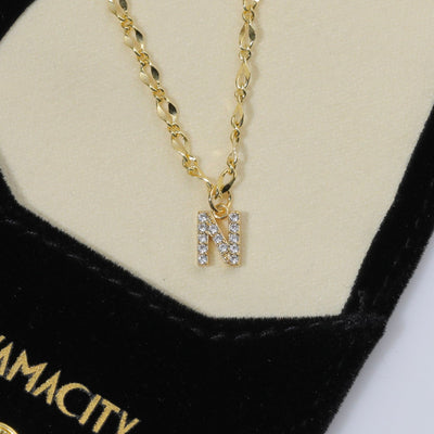 Gargantilla con inicial de diamante
