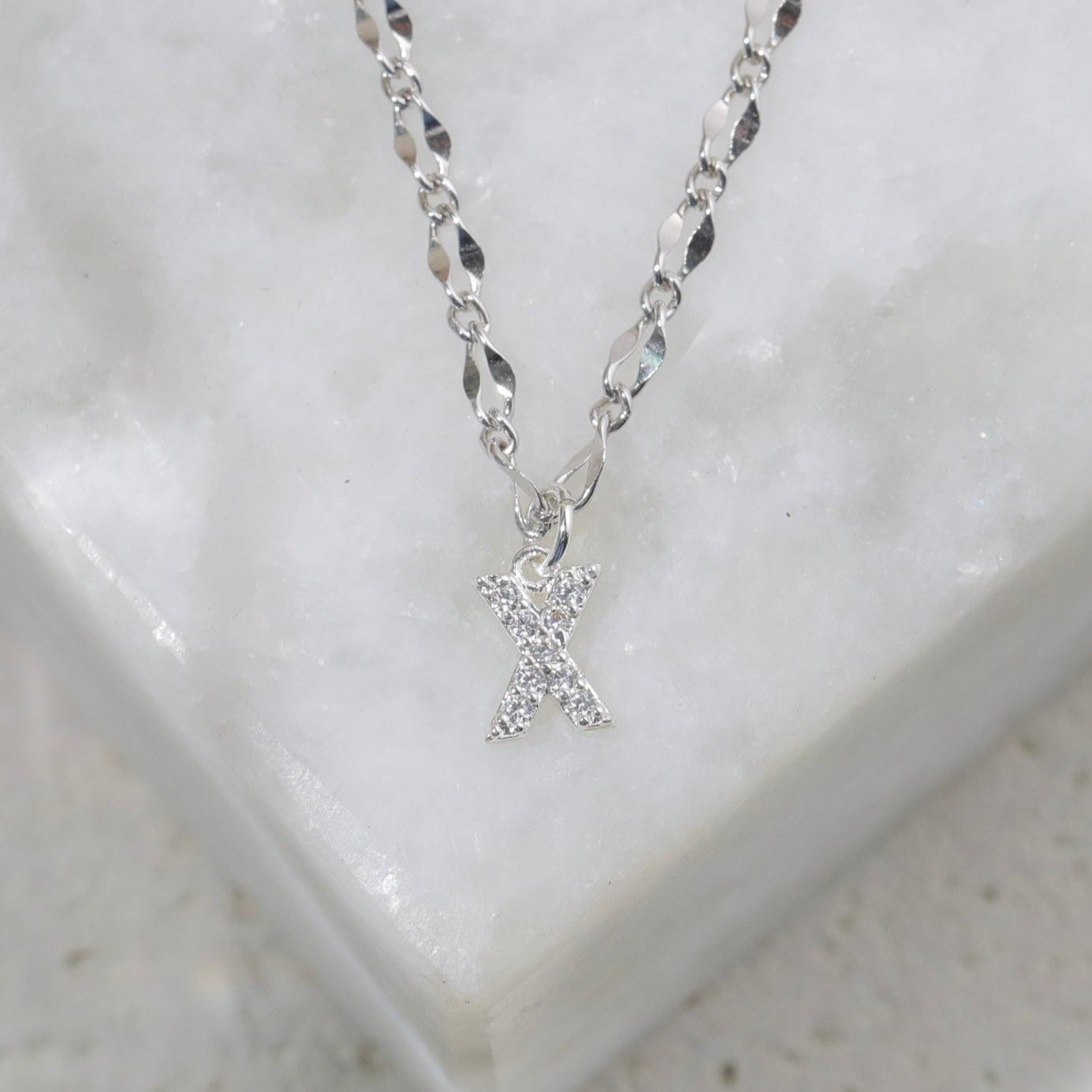 Gargantilla con inicial de diamante