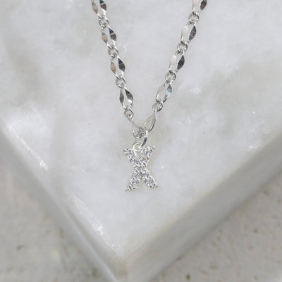 Gargantilla con inicial de diamante
