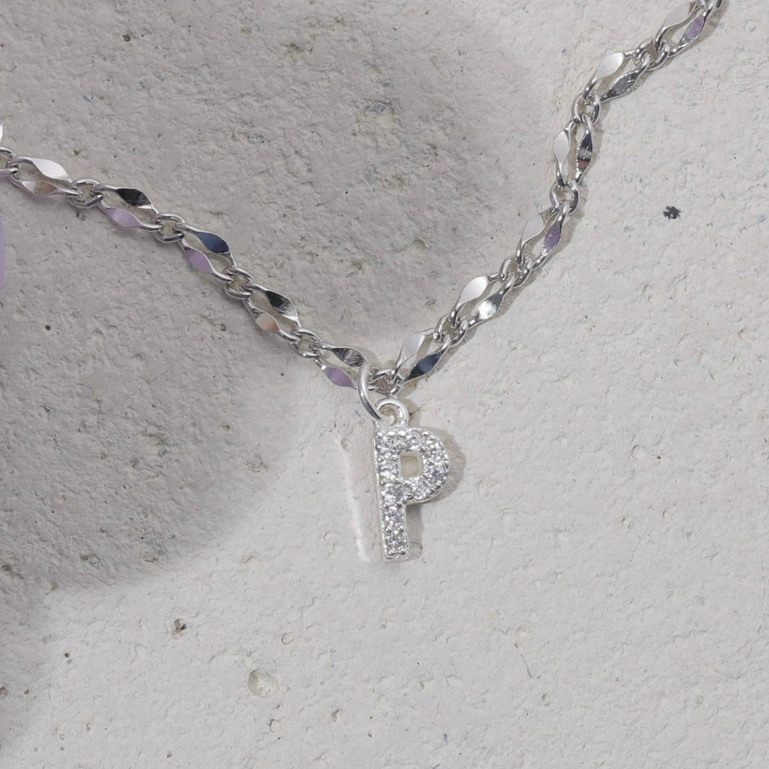 Gargantilla con inicial de diamante