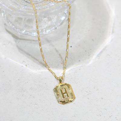 Collar con colgante de letra