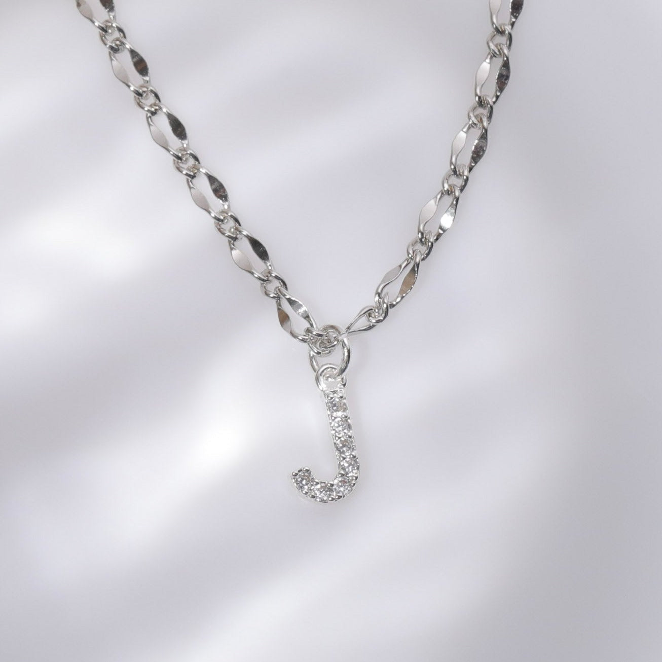 Gargantilla con inicial de diamante