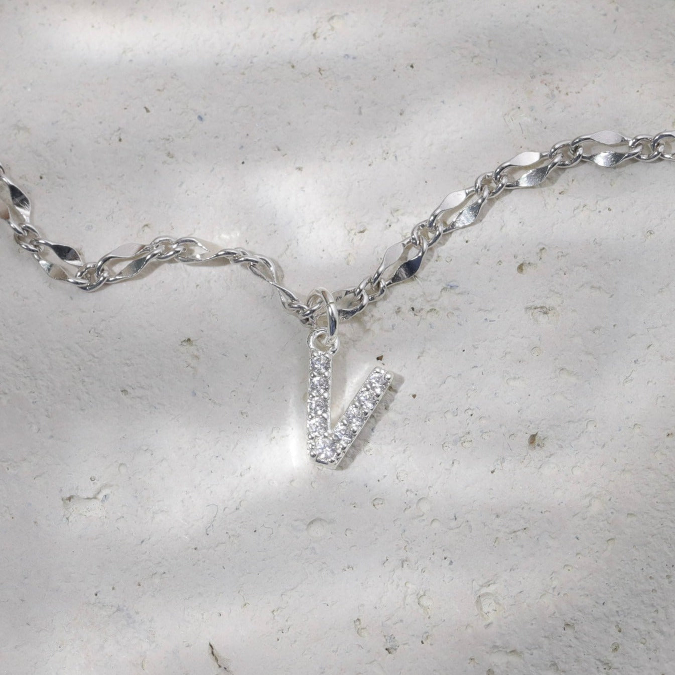 Gargantilla con inicial de diamante