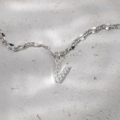 Gargantilla con inicial de diamante