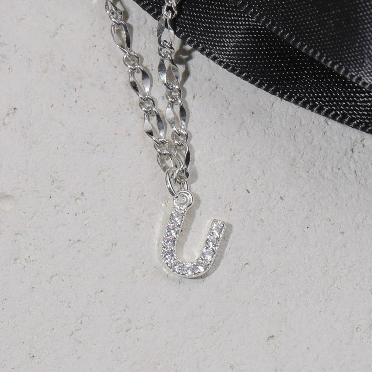 Gargantilla con inicial de diamante