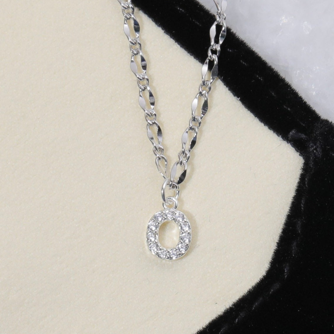 Gargantilla con inicial de diamante