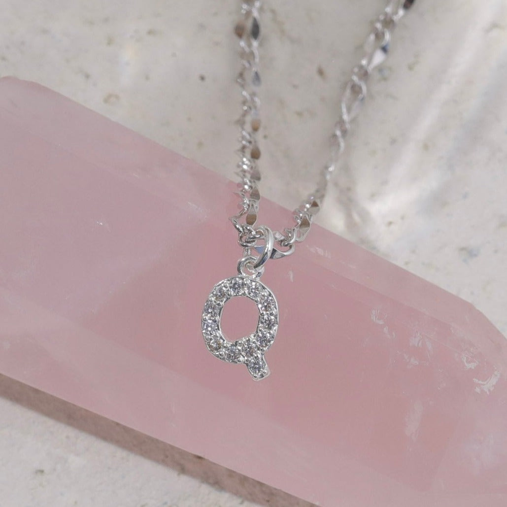 Gargantilla con inicial de diamante