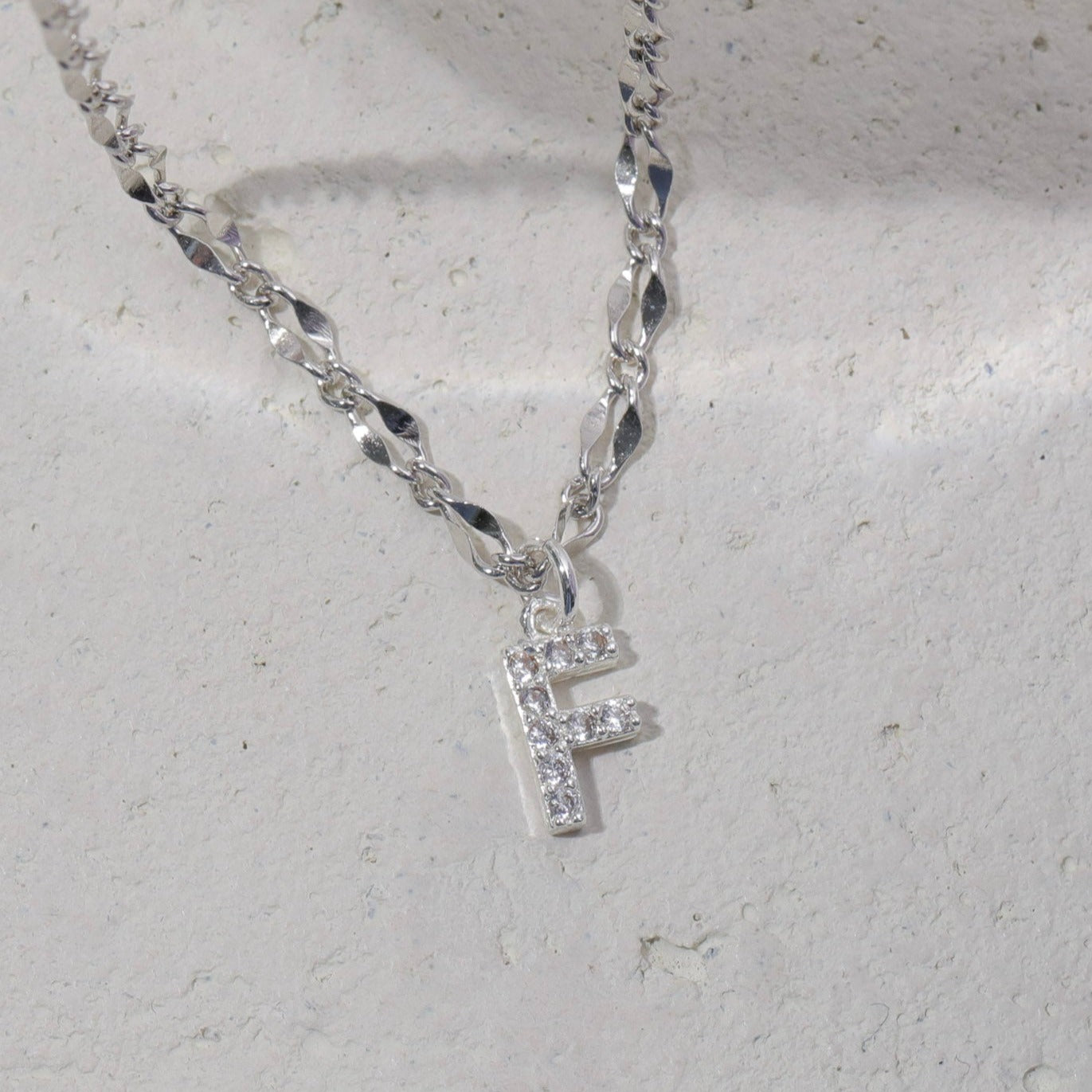 Gargantilla con inicial de diamante