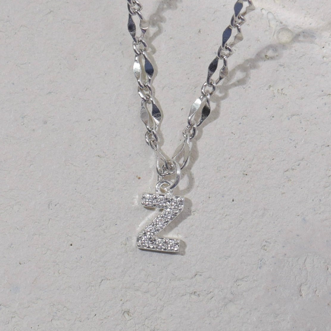 Gargantilla con inicial de diamante