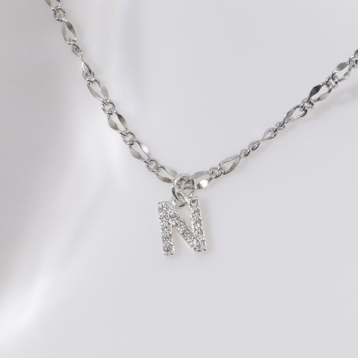 Gargantilla con inicial de diamante