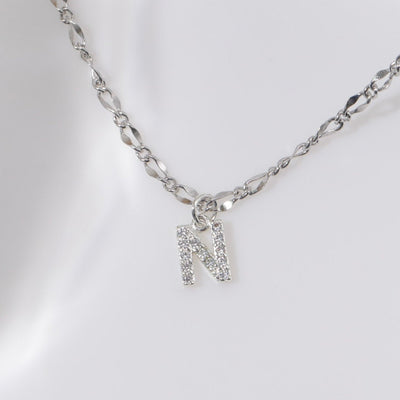 Gargantilla con inicial de diamante