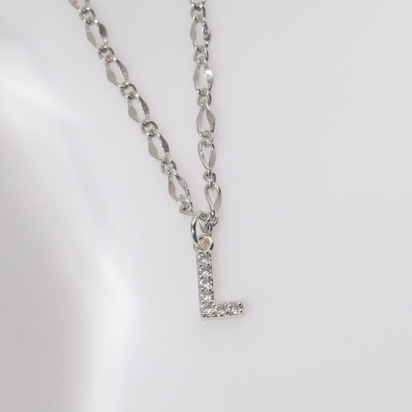 Gargantilla con inicial de diamante