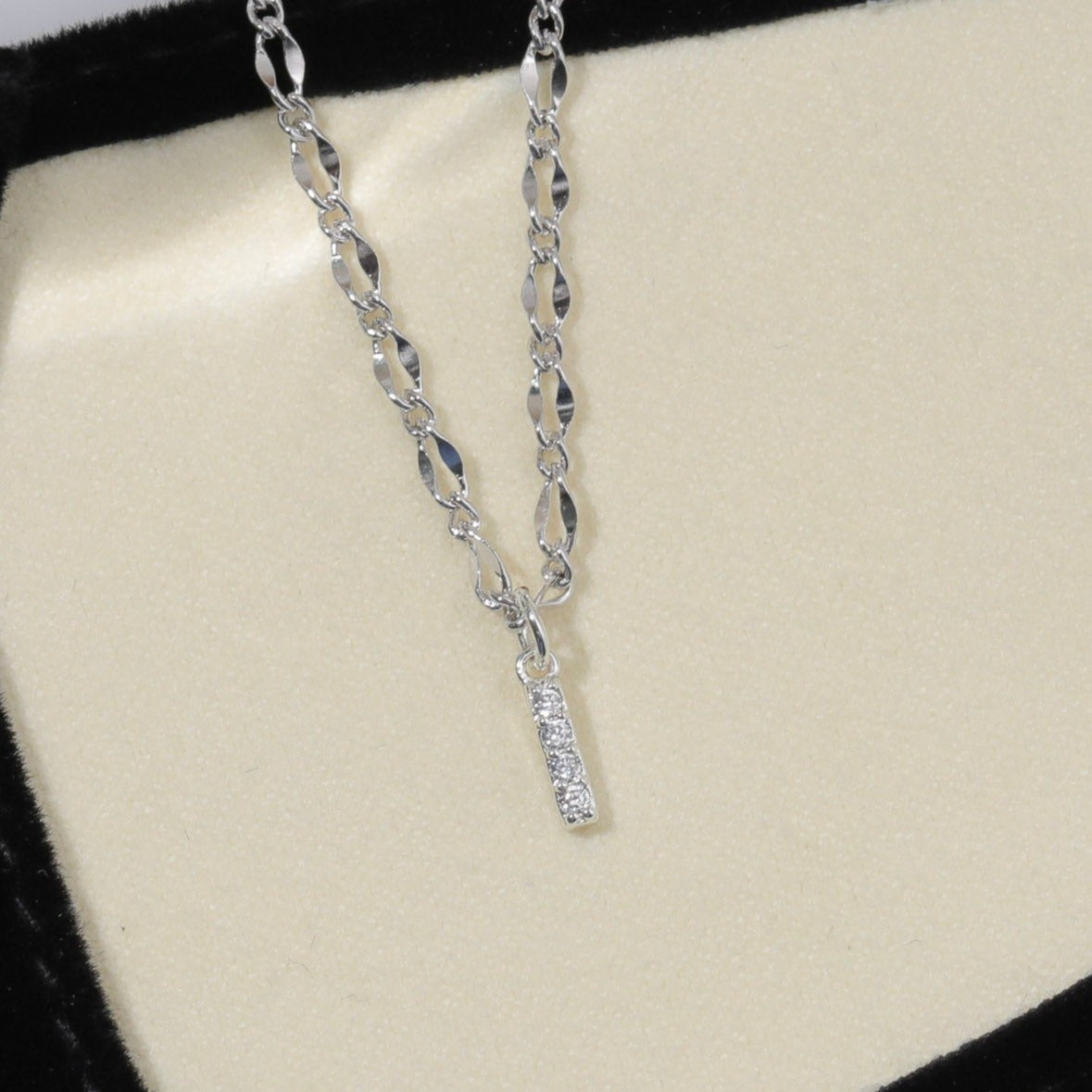 Gargantilla con inicial de diamante