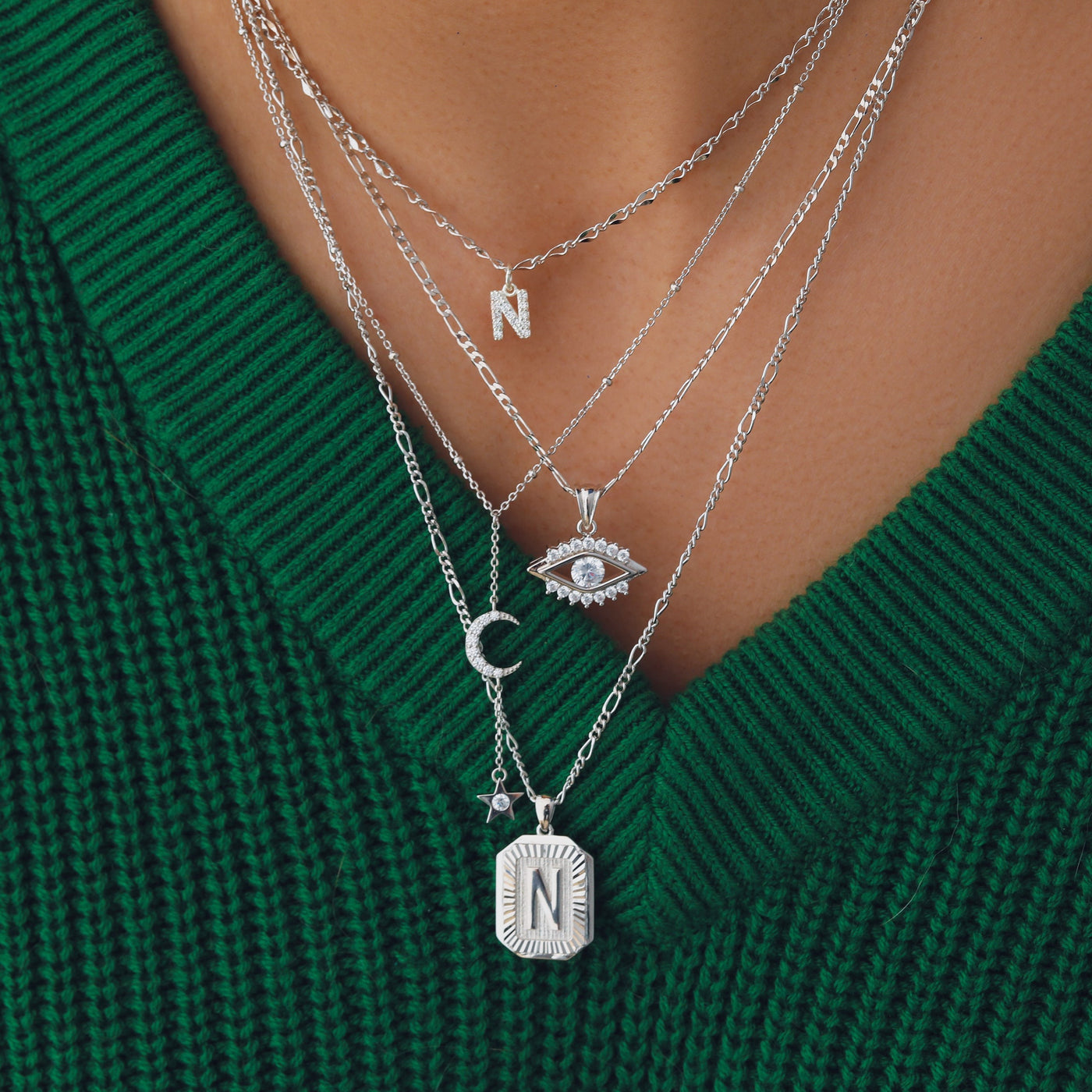 Gargantilla con inicial de diamante