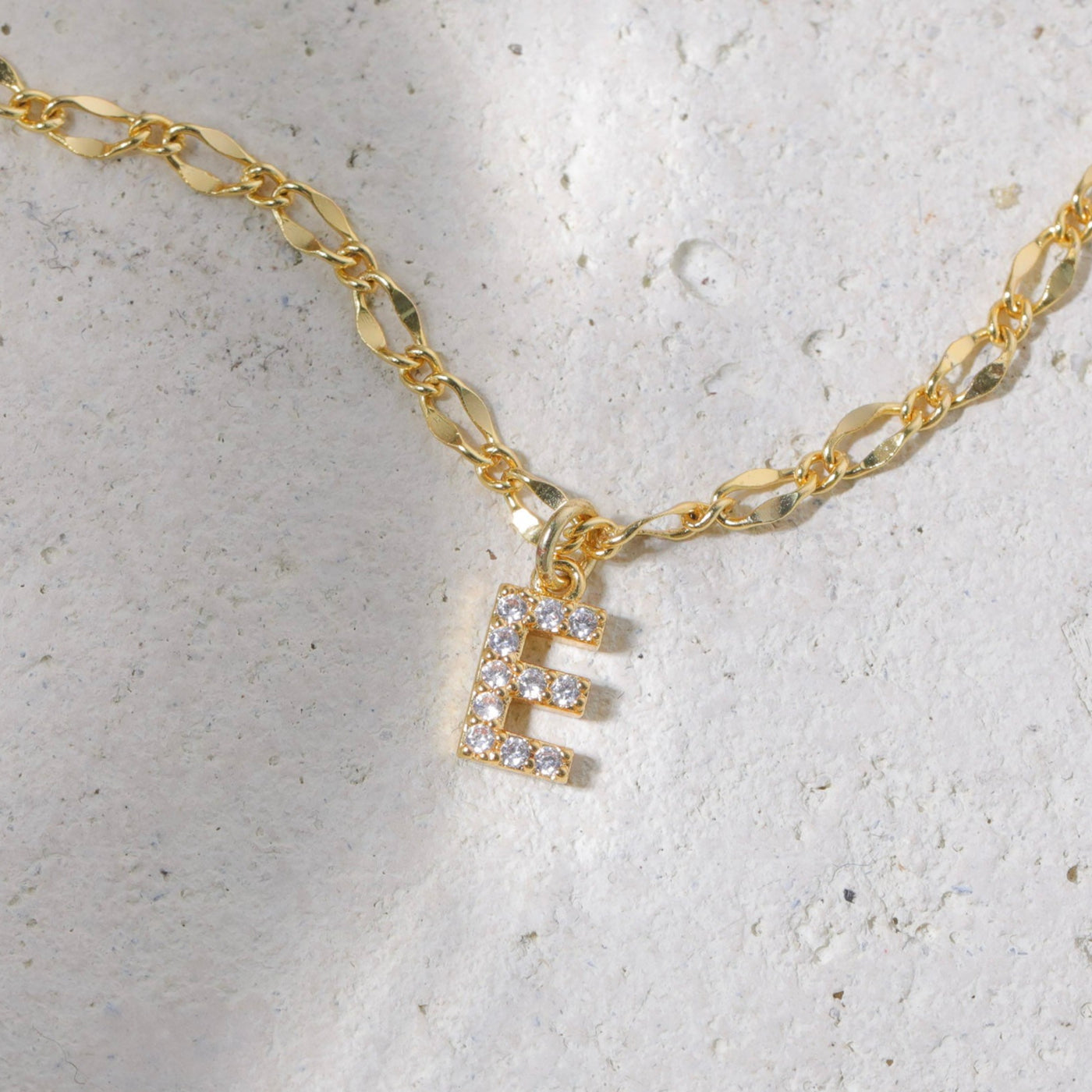 Gargantilla con inicial de diamante