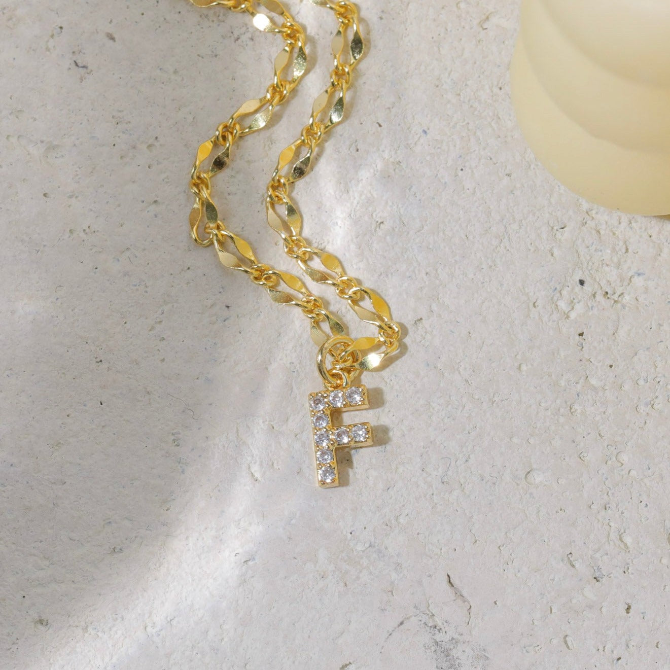Gargantilla con inicial de diamante