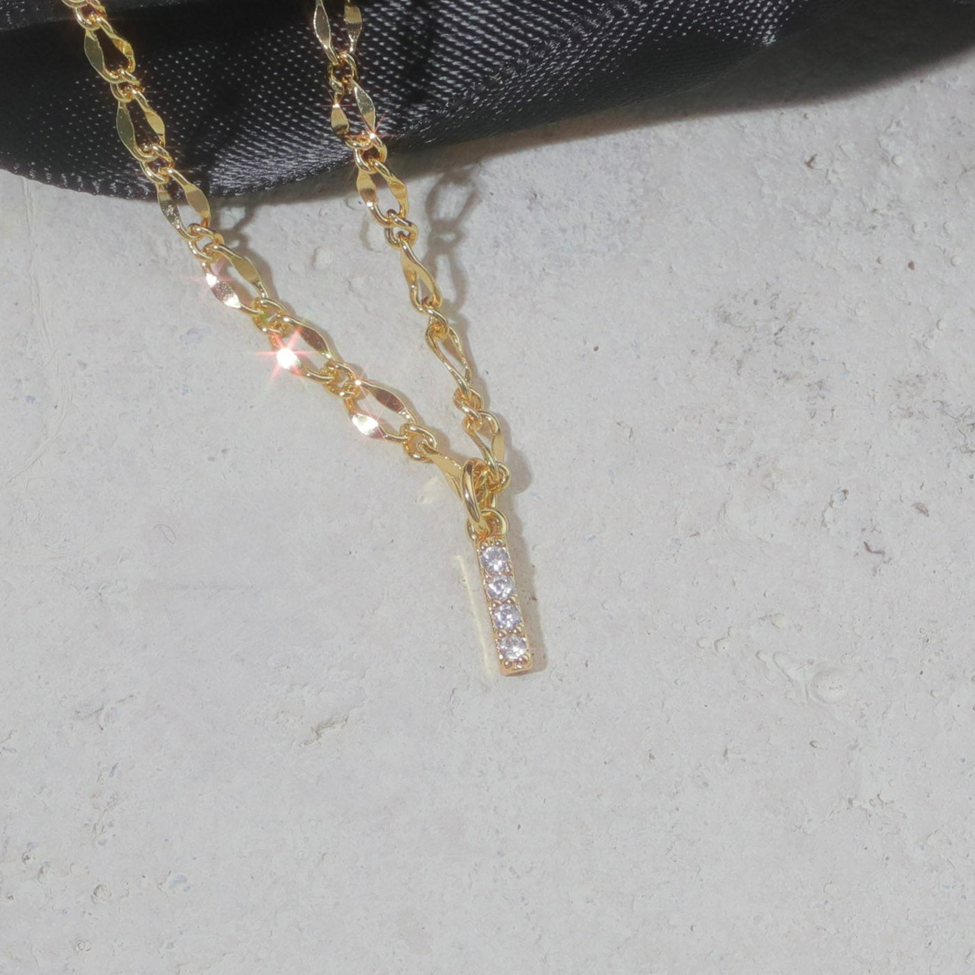 Gargantilla con inicial de diamante