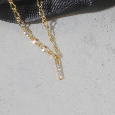 Gargantilla con inicial de diamante