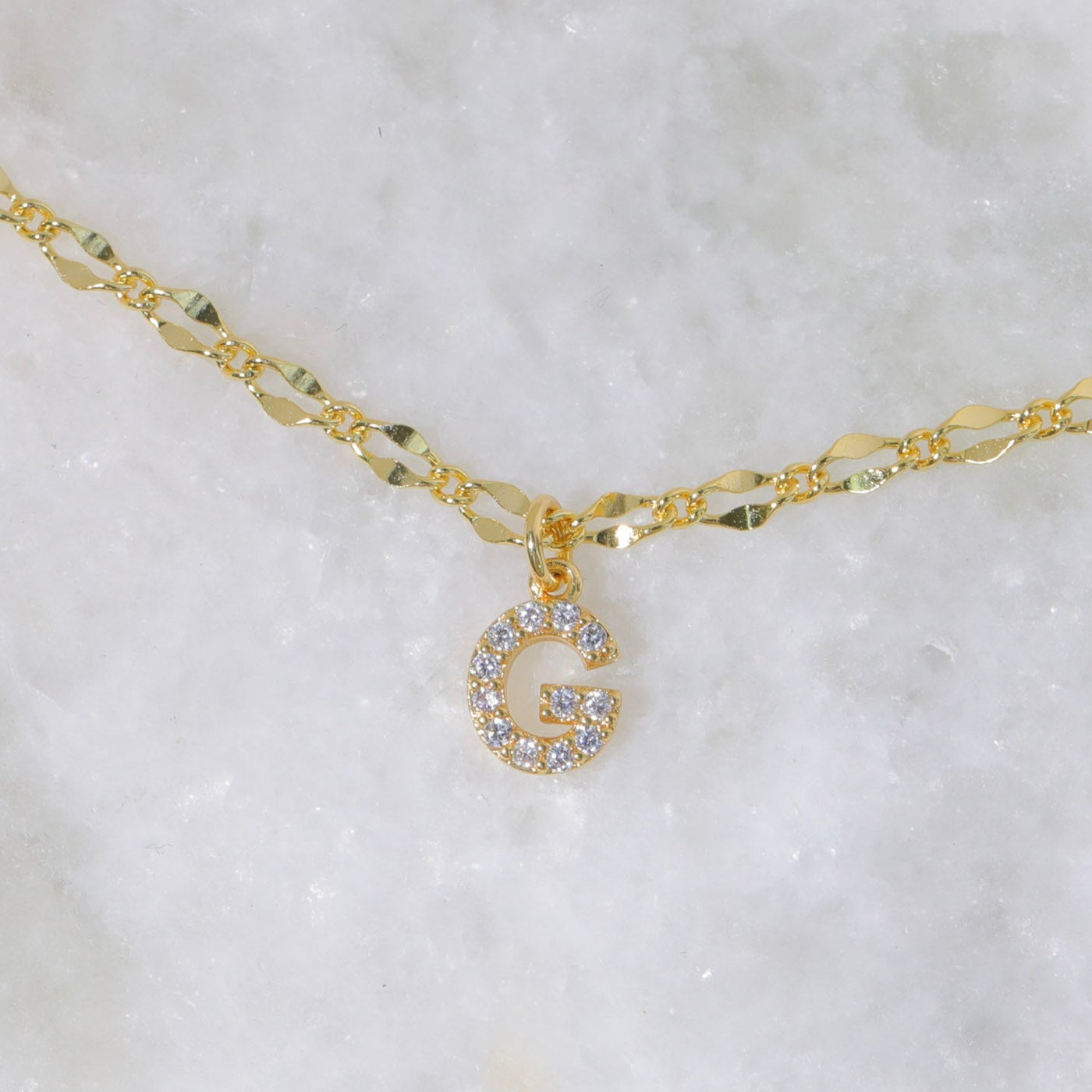 Gargantilla con inicial de diamante