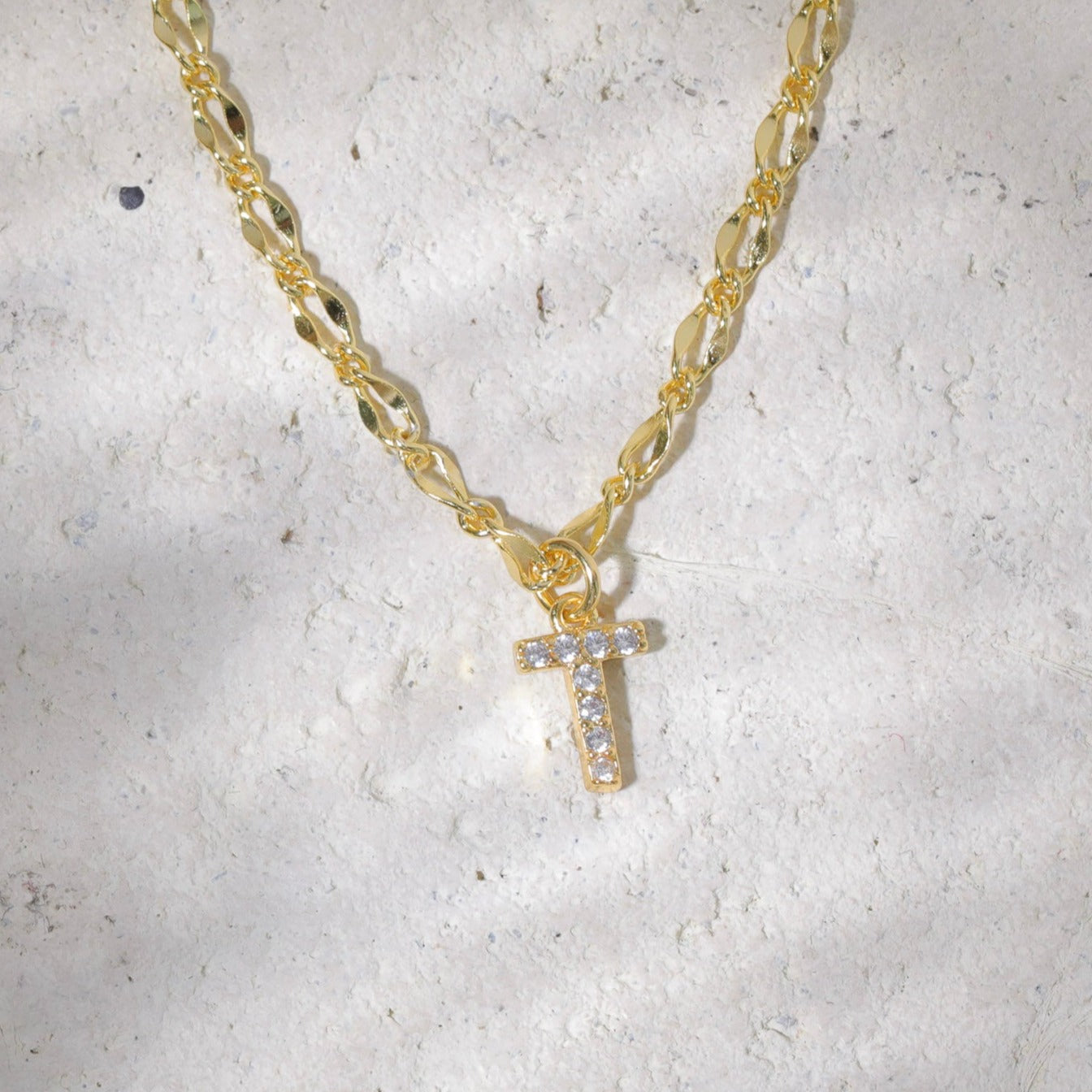 Gargantilla con inicial de diamante