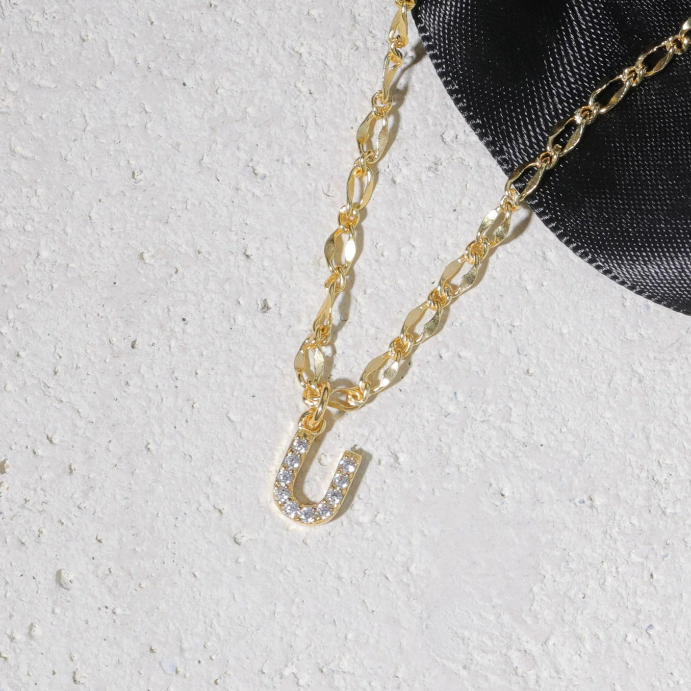 Gargantilla con inicial de diamante