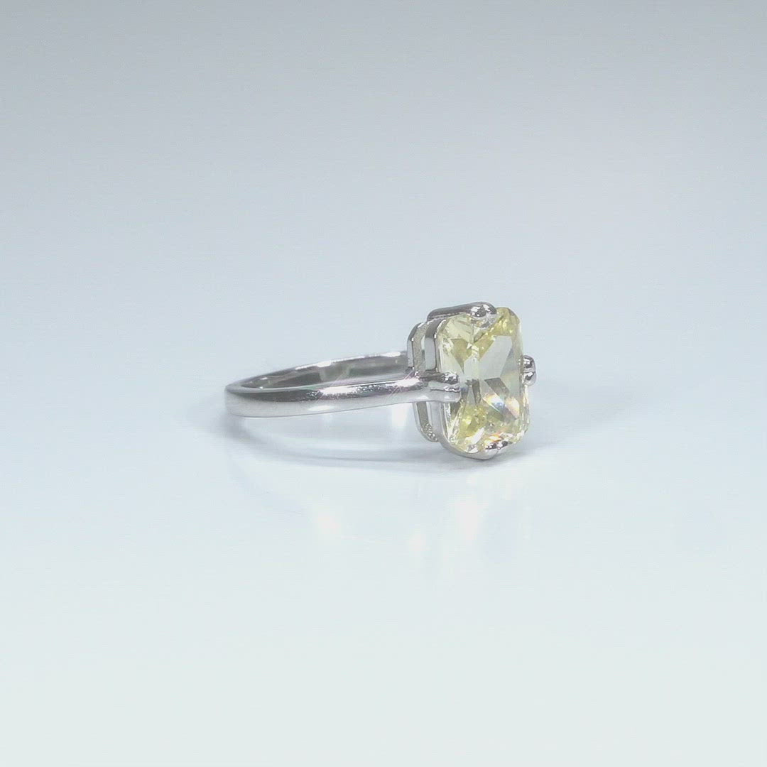 Anillo de diamantes de la hora dorada