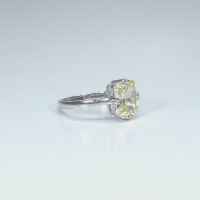 Anillo de diamantes de la hora dorada