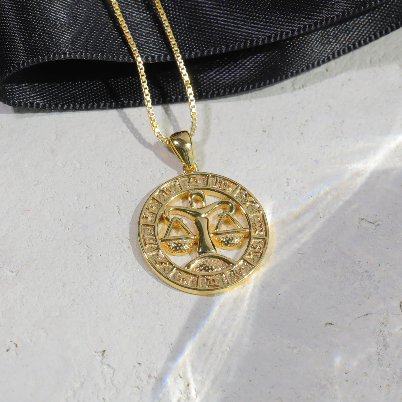 Collar de monedas del zodiaco