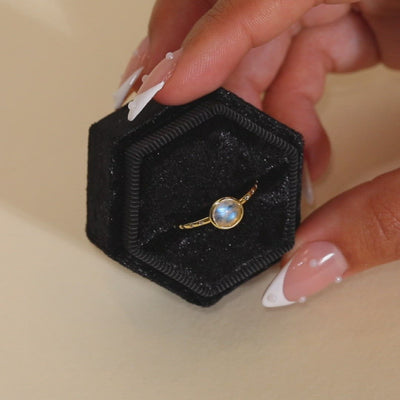 Anillo de piedra lunar arcoíris