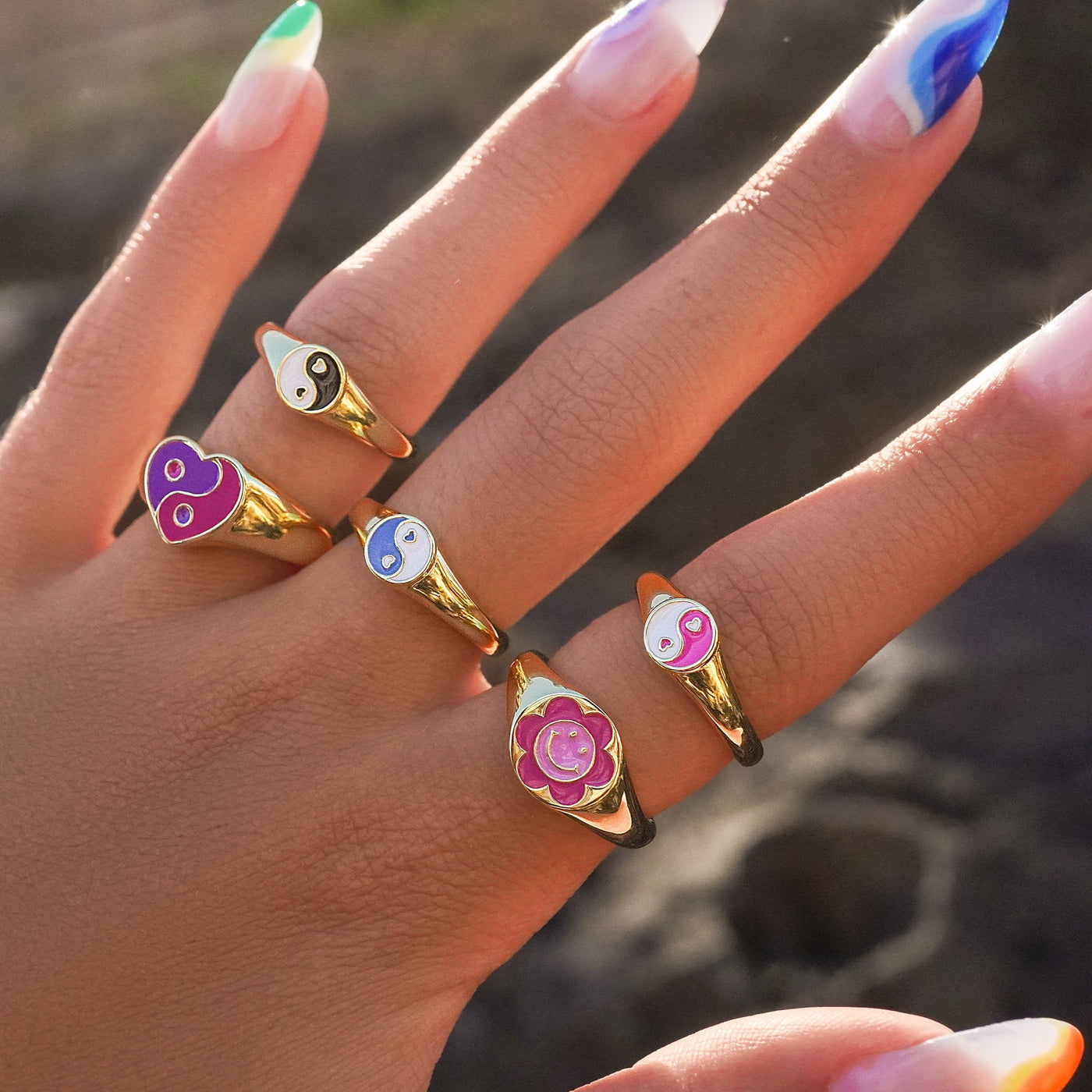 Gegensätze ziehen Ring an
