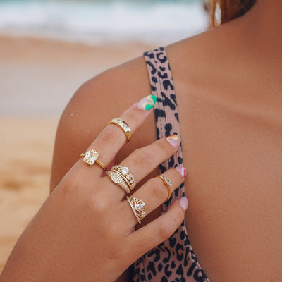 Anillo de diamantes de la hora dorada
