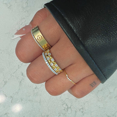 Anneau de bande de diamant de bébé