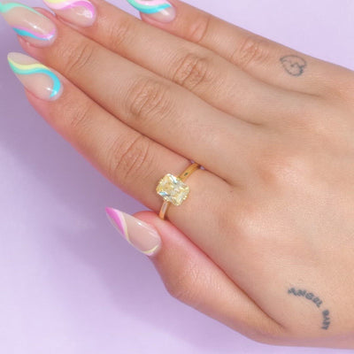 Anillo de diamantes de la hora dorada