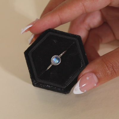 Anillo de piedra lunar arcoíris