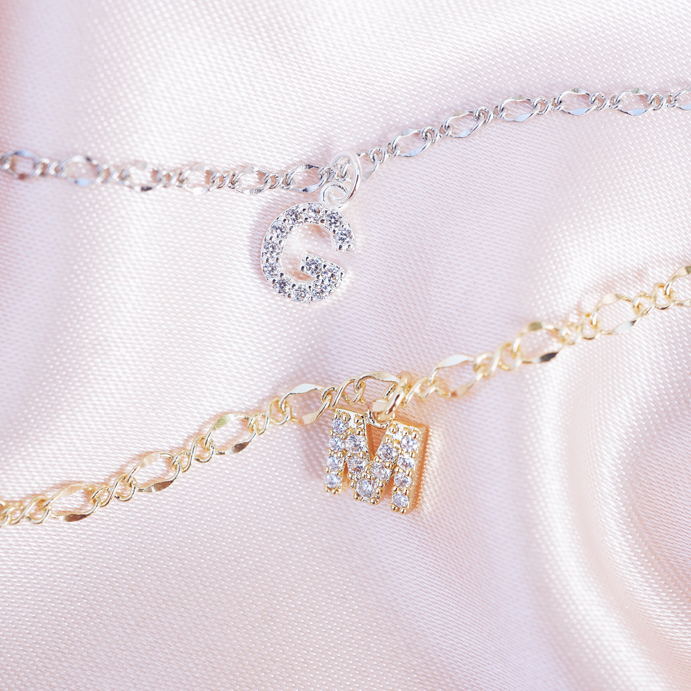 Gargantilla con inicial de diamante