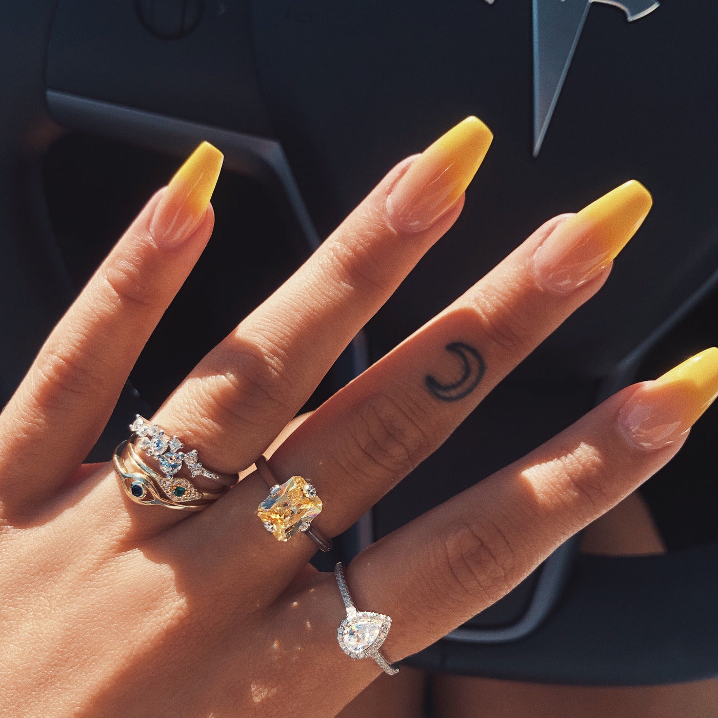 Anillo de diamantes de la hora dorada