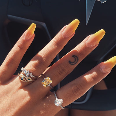 Anillo de diamantes de la hora dorada