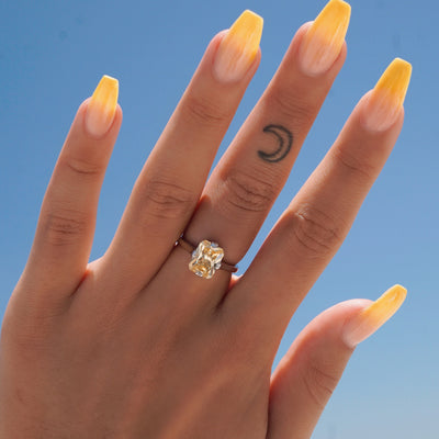 Anillo de diamantes de la hora dorada